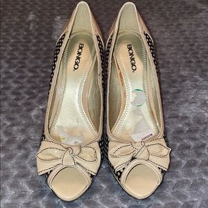 BONGO Faux‎ Patent Leather 4” pumps w peep toe & bow accent.  Multi texture. 9.5